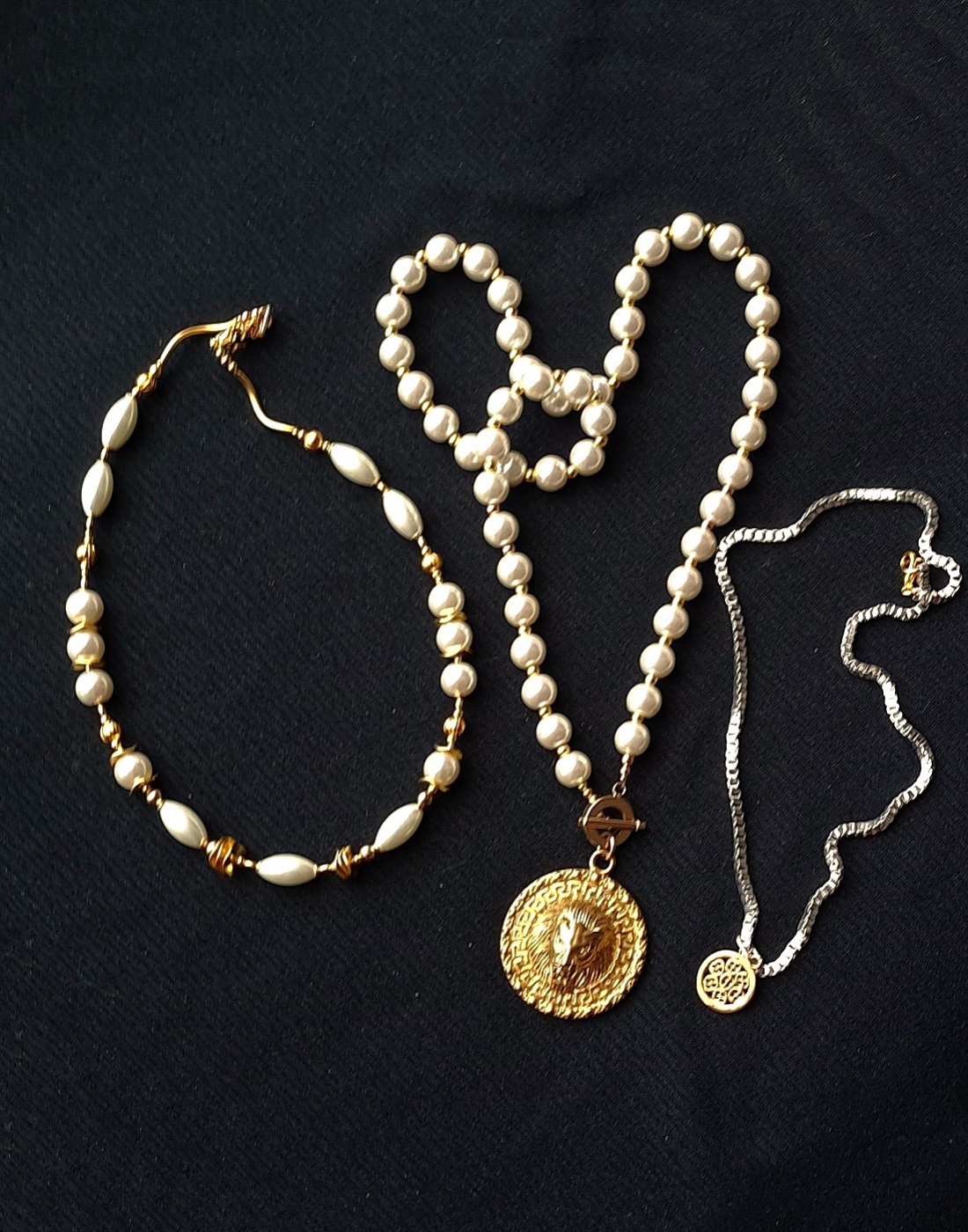 kompozycja 3 oddzielnych naszyjników w duchu bardzo modnej biżuterii Boho z mixu szklanych pereł i ozdób typu bali